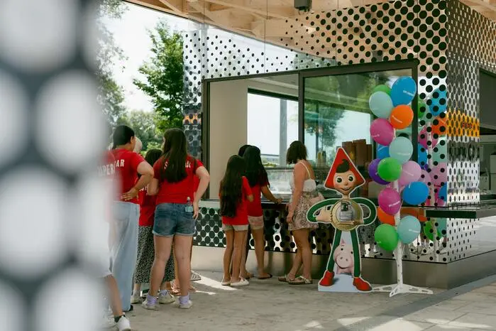 Die Kinder genossen als Erste erfrischendes SAX-Eis von der neu eröffneten Eisdiele am Kiosk in Reininghaus, gesponsert von der Sparkasse-Filiale vor Ort.