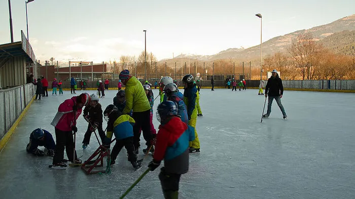 Bei der Freizeitanlage in Kellerberg in der Gemeinde Weißenstein ist der Eislaufplatz bereits in Betrieb: Der Publikumslauf ist Montag bis Sonntag von 11 Uhr bis 15 Uhr möglich, Eishockey für Jedermann von 9 Uhr bis 11 Uhr und 15 Uhr bis 17 Uhr.