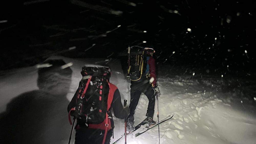 Bergretter und Alpinpolizisten stiegen noch in der Nacht auf, um nach den Vermissten zu suchen