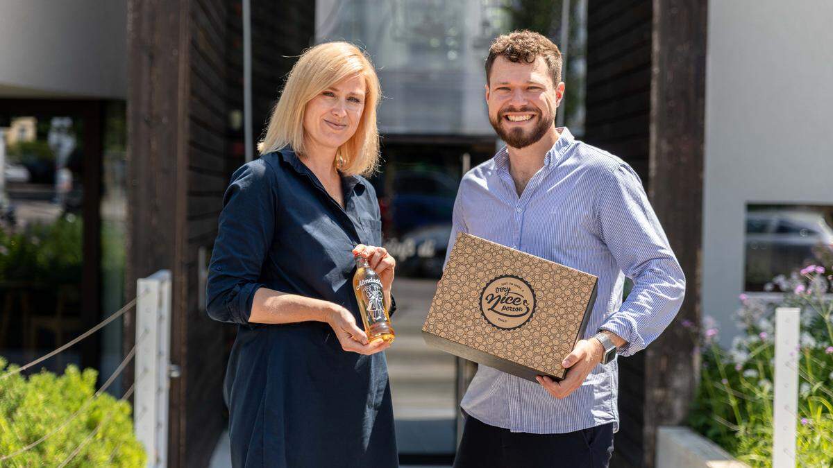 Nicole Stenekes von Niceshops und Valentin Berger von Almdudler freuen sich auf die Zusammenarbeit