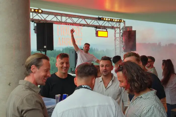 Die Jubiläumsausgabe zum einjährigen Bestehen von „House Arrest“ machte am Schönberghof Spielberg Station und verwandelte die Terrasse mit Blick auf den Red Bull Ring in eine exklusive Open-Air-Location.