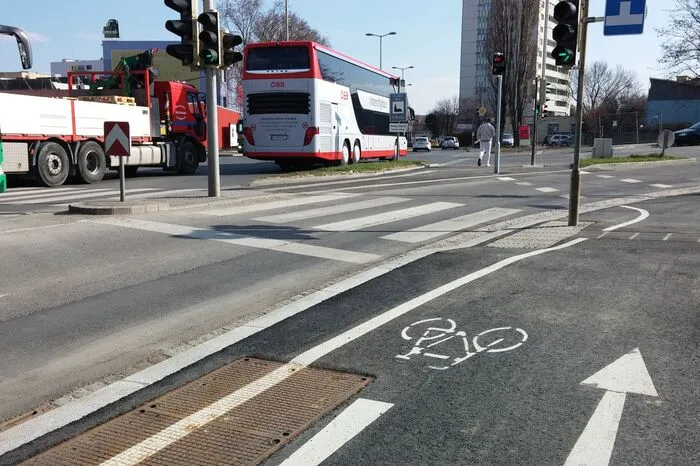 Auf Höhe Josef-Huber-Gasse wechselt der Radweg plötzlich von der Ost- auf die Westseite des Gürtels...
