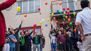 Bei der Weihnachtsfeier wurden Zettel mit Wünschen an mit Helium gefüllten Ballons in die Luft gelassen