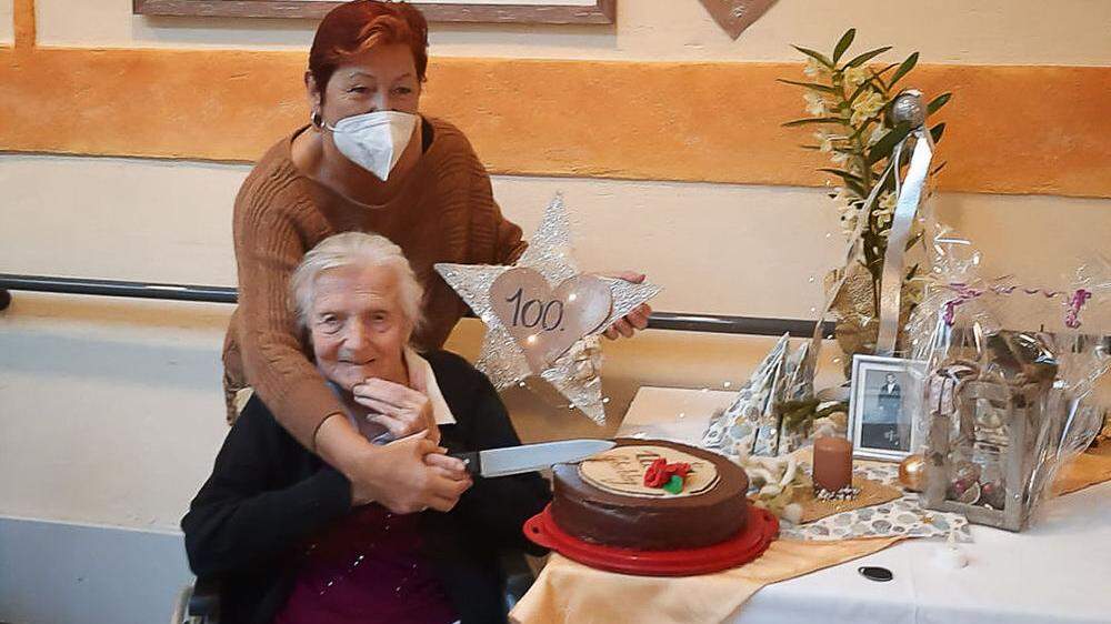 Pflegedienstleiterin Evelyn Glantschnig mit dem Geburtstagskind Albina Grader