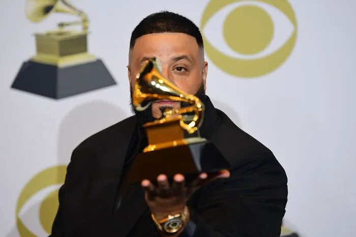Dj Khaled mit seinem Grammy für die beste Rap Performance.