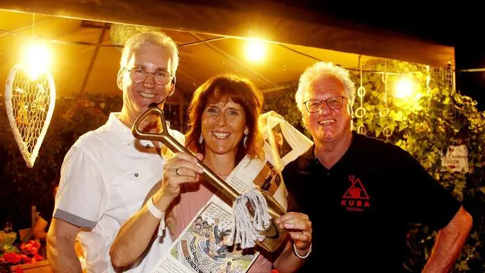 Wolfgang Fink und Leo Wiedner überreichten die „Goldene Schaufel“ an Andrea Sammer.