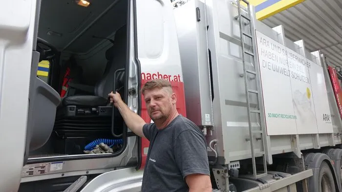 Dietmar Peintinger lenkt seinen großen Müllwagen gekonnt auch die schmalsten Wege - und sei es rückwärts.