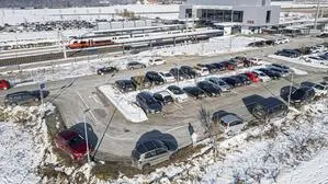 Übervoller Parkplatz vor Bahnhof bei Schönwetter und Schnee | Der Bahnhof Kühnsdorf-Klopeiner See