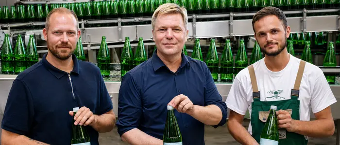 Produktionsleiter Daniel Wurzinger, Geschäftsführer Patrick Sax und Produktionsleiter-Stellvertreter Sammy Glavic (v.l.) freuen sich über die Absatzsteigerung im Vergleich zum Vorjahr