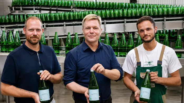 Produktionsleiter Daniel Wurzinger, Geschäftsführer Patrick Sax und Produktionsleiter-Stellvertreter Sammy Glavic (v.l.) freuen sich über die Absatzsteigerung im Vergleich zum Vorjahr