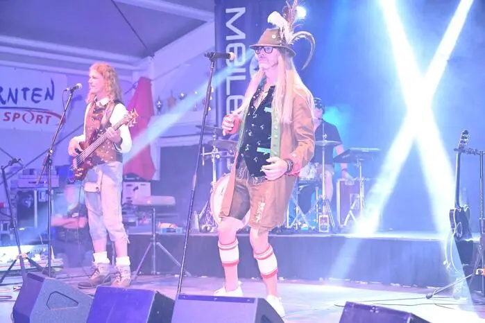 Danach hieß es Bühne frei für die Band „Meilenstein“. Mit ihrem mitreißenden Programm sorgten die Musiker im Festsaal für beste Stimmung.