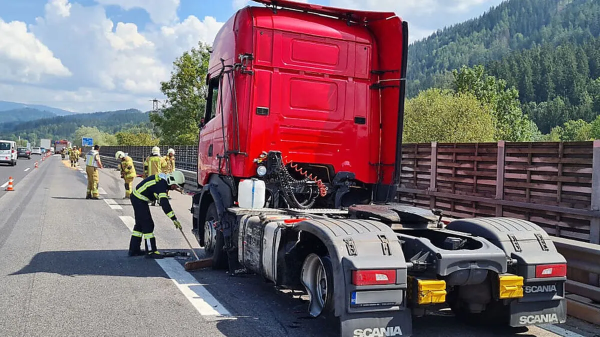 Die beiden Fahrzeuge kamen auf der Fahrbahn zum Stehen