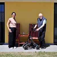 Die Grundidee von Christa Schwinners „Sonnenplatzerls“ ist einfach: Ältere Menschen sollen in kleinen Einheiten, nicht weit von ihren Familien oder bisherigen Wohnorten untergebracht werden, und das am besten im Grünen oder am Bauernhof