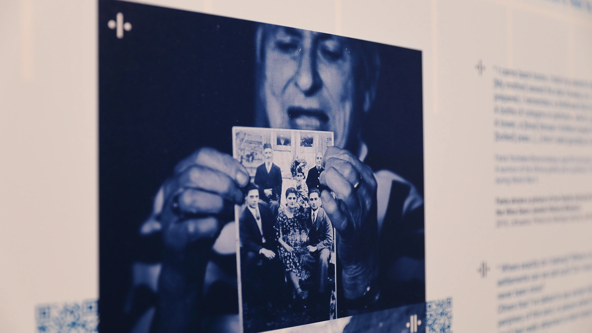 Ausstellungsansicht „Identity on the Line“ 2023 im Volkskundemuseum Graz