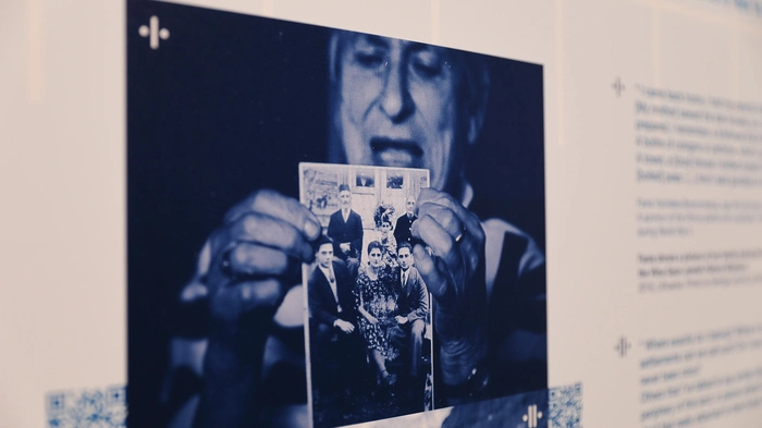 Ausstellungsansicht „Identity on the Line“ 2023 im Volkskundemuseum Graz