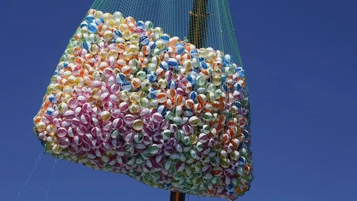 Wasserball-Zauber über Loipersdorf: Strahlender Sonnenschein und 4.000 bunte Wasserbälle
