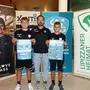 Die U14-Spieler Ilai Hrassnig (links) und Clemens Plattner mit ihrem Trainer Armin Hrassnig