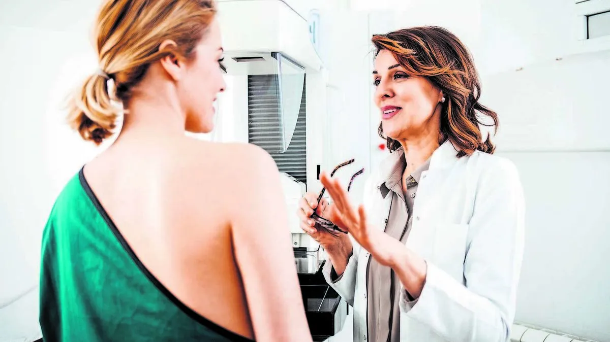 Mammografie ist die Röntgenuntersuchung der Brust, die der Früherkennung von Brustkrebs und dessen Vorstufen dient