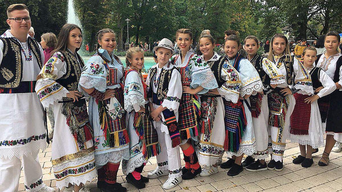 Den jungen Mitgliedern des Kroatischen Kulturvereins Villach gefallen die bunten Trachten