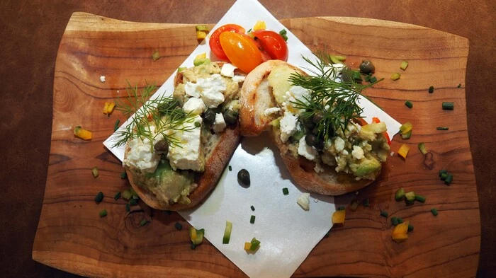 Ein Avocado-Brot mit Feta, Kapern und Dille um 5,90 schmeckt sehr frisch und nicht alltäglich. Peter Edlacher ist nach mehreren Jahren auf Bali gerade nach Klagenfurt gezogen, wo er das Salz + Pfeffer eröffnet hat.
