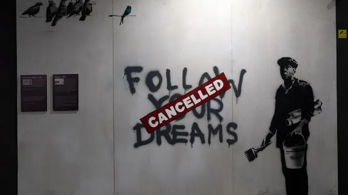 Dieses Banksy-Kunstwerk nutzte Guess unter anderem für eine Kollektion
