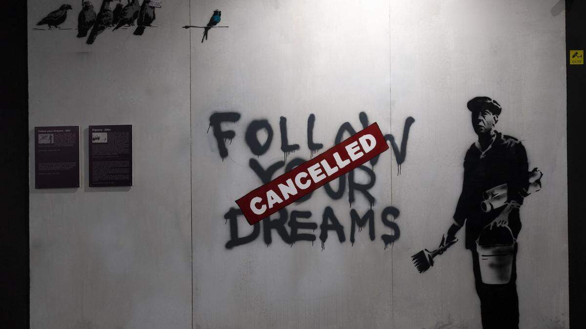Dieses Banksy-Kunstwerk nutzte Guess unter anderem für eine Kollektion