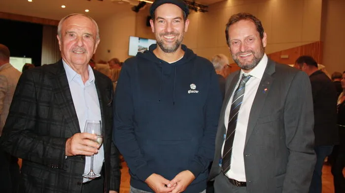 Die Preisträger Valentin Blaschitz (links) und Peter Plaimer (rechts) vom Verein Regionalentwicklung Südkärnten mit dem Glacier-Co-Founder und CEO Andreas Tschas, der einen anschaulichen Vortrag über Klimawandel und Unternehmertum hielt