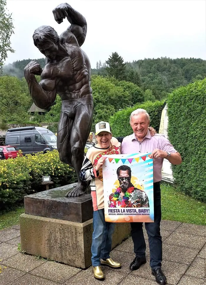 Alex Rehak singt für Arnie ein Geburtstagsständchen, Peter Urdl lädt im Museum wieder zum Geburtstagsfest