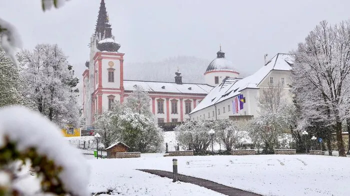 Ein Bild wie aus dem Winterkatalog: Die Mariazeller Basilika im Schneekleid.