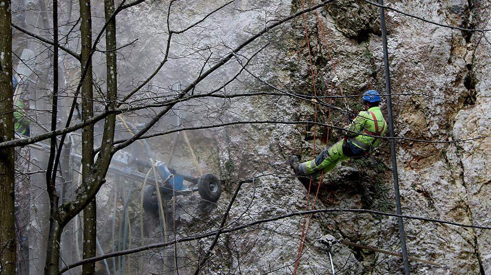Die Experten der Firma Felbermayr bei Sicherungsarbeiten in der senkrechten Felswand 
