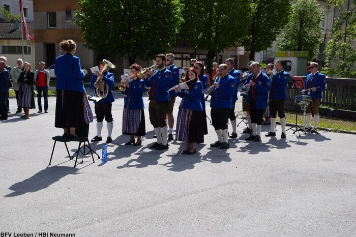 Zahlreiche Abordnungen der umliegenden Feuerwehren ließen es sich nicht nehmen, bei diesem Festakt dabei zu sein. Umrahmt wurde die Segnung vom Musikverein Hieflau unter der Leitung von Kapellmeisterin Lisa Reichenpfader.