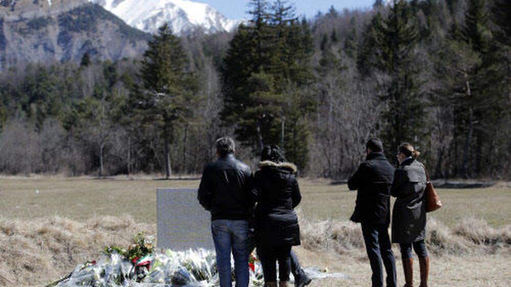 Trauernde Angehörige vor der Absturzstelle in den Alpen