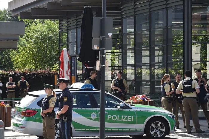 Der Täter vom S-Bahnhof in Unterföhring ist nach Polizeiangaben ein 37 Jahre alter Deutscher. Der Mann stamme aus dem Raum München, sagte Polizeisprecher Marcus da Gloria Martins am Dienstag.