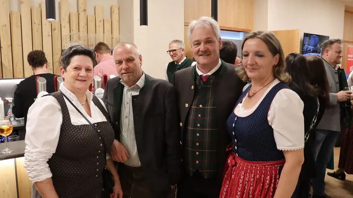 Die beiden Bildungsreferenten Veronika Doppelhofer und Glennard Grillitsch (v.re.) organisierten den ersten St. Gertrauder Bauernball in der neuen "artBox" in St. Gertraud.