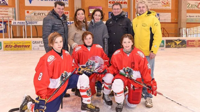 Das Eishockeystadion in Spittal war der Austragungsort des ersten „Ernst Gross – Gedenkcup´s“: Guido de Piero, Kerstin de Piero, Karin Lindner, Manuel Lindner, Wolfgang Lindner (stehend von links), Lorenz Lindner, Maxi Preiml, Marco Kasper (sitzend von links)