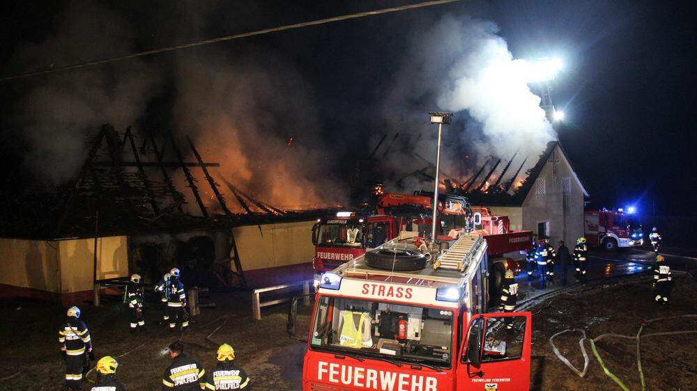Rückblick: Ein Wirtschaftsgebäude am Rosenberg in Spielfeld, Gemeinde Straß in der Steiermark, fing im Februar 2021 Feuer. Neun Feuerwehren waren sechs Stunden im Einsatz.