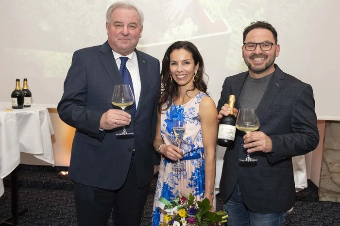 Zur Präsentation des Sekts am Dienstag stellte sich auch als Gratulant Landeshauptmann Hermann Schützenhöfer ein, der auch Geburtstagskind Heidi Potzinger einen Blumenstrauß mitgebracht hatte.
