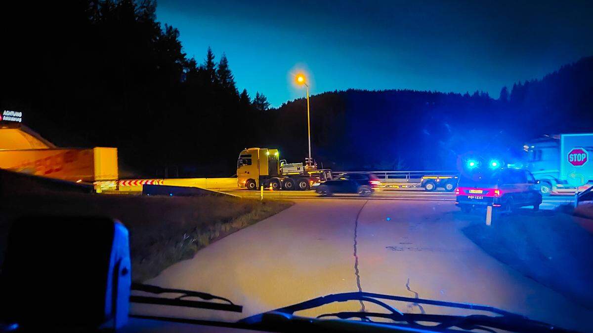 Die Achse eines Schwertransporters fing vor einem Tunnel Flammen