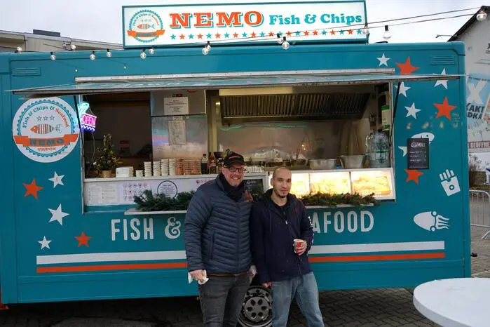 Bei mehreren Foodtrucks werden nationale und internationale Gerichte angeboten, darunter auch weihnachtliche Schmankerl wie Waffeln oder spezielle „X-Mas-Churros“ mit Apfelkuchengeschmack.