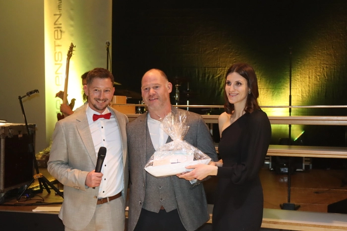 Der Hauptgewinn der Mitternachtsverlosung ging an Gastronomen, Burgherr 2025 und ... Bernhard Dobrounig.