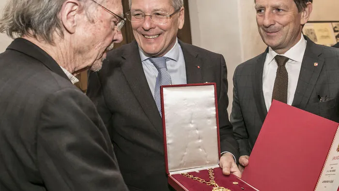 Vergoldet: Landeshauptmann Peter Kaiser und Kulturreferent Christian Benger überreichten den Kärntner Landesorden in Gold