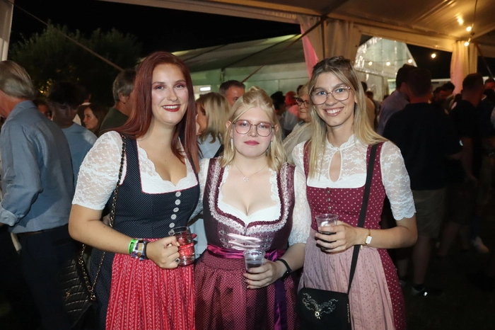 Katrin besuchte mit ihren Freundinnen auch das Fest der FF St. Marein.