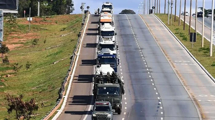 Trucker-Konvoi eskortiert vom Militär.