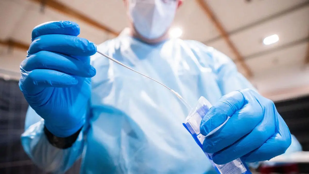 ABD0169_20201212 - ST. PÖLTEN - ÖSTERREICH: In Niederösterreich haben am Samstag, 12. Dezember 2020, die zweitägigen Corona-Massentests begonnen. Im Bild: Abnahme eines Covid-19-Antigentest bei einer Test-Station im VAZ in St. Pölten. - FOTO: APA/GEORG HOCHMUTH