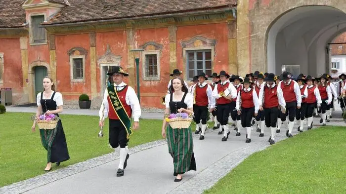 Mit einem Festakt, wegen eines kurzen Regenschauers in der Kirche, und der anschließenden Fahrzeugsegnung am Kirchhof feierte die Freiwillige Feuerwehr Pöllau das 145-jährige Bestehen