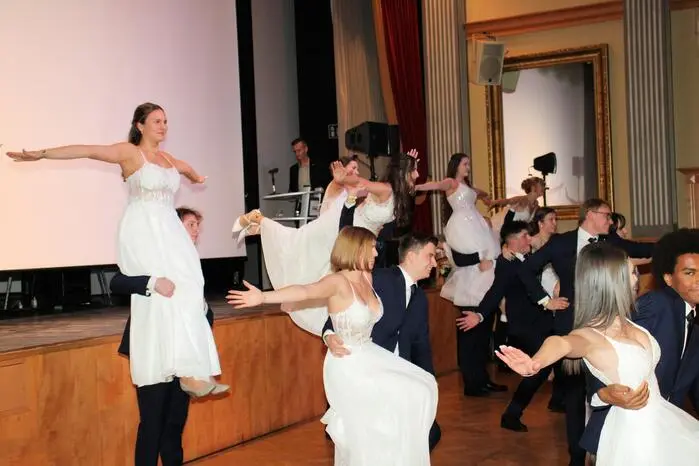 Die Paare präsentieren eine perfekt einstudierte schwungvolle Polonaise mit akrobatischen Einlagen. 