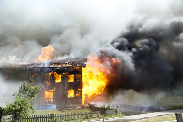 Die Flammen brachen aus unbekannter Ursache im Wohnhaus des Hofes aus, die sich rasend schnell auf das gesamte Gebäude und Teile des Stalls ausbreiteten.