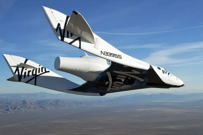 Der Nachfolger des SpaceShipOne heißt SpaceShipTwo, wer hätte es gedacht? Dieses Projekt von Virgin Galactic sollte seit 2015 für suborbitale Flüge genutzt und darauf folgend im Weltraumtourismus eingesetzt werden. Dem Unterfangen kam jedoch der Absturz des Prototypen im Jahr 2014 dazwischen.