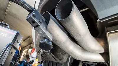 25 junge Personen mehrere Stunden lang dem Reizgas Stickoxid ausgesetzt 