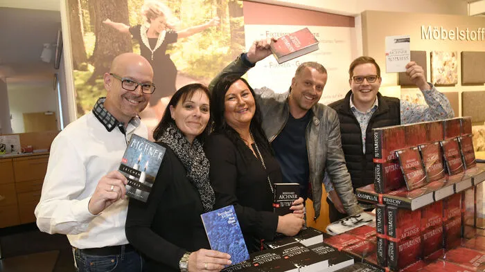 Gastgeber Raumausstatterprofi Wolfgang Schmidt mit seiner Gabi, Annegret Lackner-Spitzer von der Stadtbuchhandlung, Autor Bernhard Aichner und David Schmidt.
